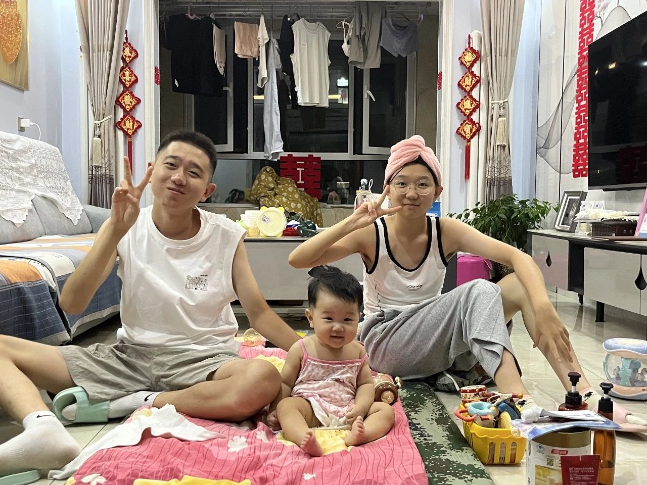 月亮和小舅、小姨合影